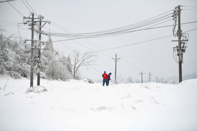 $vo['fname']|default='2022年2月2日，贵州省多地再次出现低温雨雪冰冻灾害天气，为保障电网安全稳定运行。南方电网贵州凯里施秉供电局党员突击队对高海拔地区10千伏配电线路，开展观冰测量特巡特维，确保人民群众春节期间安全可靠用电。