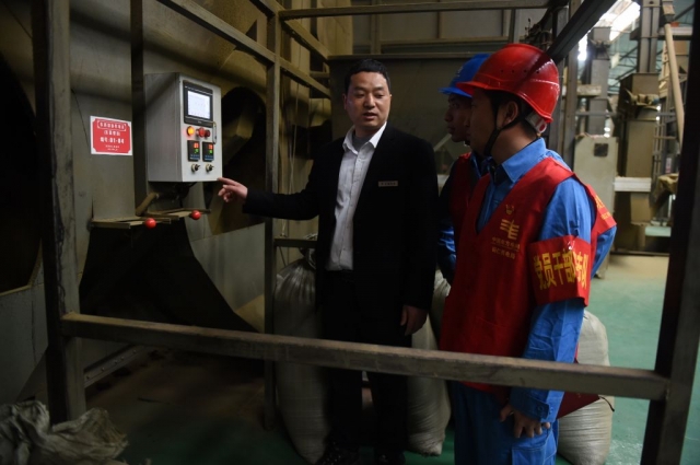 $vo['fname']|default='春茶吐翠，茶农欢笑。连日来，随着气温回升，铜仁市印江土家族苗族自治县新寨镇团山村宏源茶业种植基地连片的茶山上纷纷冒出了新绿，春意盎然的茶垅间，采茶人若隐若现，嬉笑声声传来，伴随着清新的茶香，呈现出一幅生机勃勃的春日画卷。
为确保在春茶期间供电的可靠性，铜仁印江供电局对全县茶企进行“网格化”划分，组织“电亮先锋.党员服务队”14支60余人前往各辖区茶厂开展“点对点、面对面”用电服务，用实际行动全力保障春茶期间供电充足。
据了解，近年来，印江自治县在全县形成龙头企业引领、区域中心企业带动、专业合作社参与发展的良好格局，特别是今年在东西部协作支持下，东莞印印两地通过“4+”模式，进一步推动“黔货出山”，拓宽尖端农产品销售渠道。据统计，该县共有生态茶园26.5万亩，投产茶园22.38万亩，2022年，产量预计可达2.2万吨，产值可达到24.13亿元。（陈举 摄）
