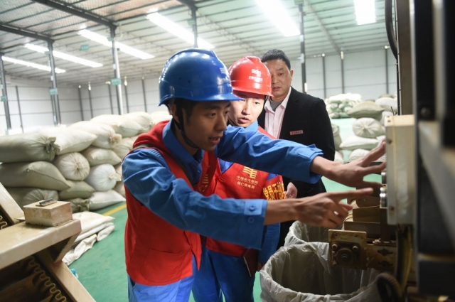 $vo['fname']|default='春茶吐翠，茶农欢笑。连日来，随着气温回升，铜仁市印江土家族苗族自治县新寨镇团山村宏源茶业种植基地连片的茶山上纷纷冒出了新绿，春意盎然的茶垅间，采茶人若隐若现，嬉笑声声传来，伴随着清新的茶香，呈现出一幅生机勃勃的春日画卷。
为确保在春茶期间供电的可靠性，铜仁印江供电局对全县茶企进行“网格化”划分，组织“电亮先锋.党员服务队”14支60余人前往各辖区茶厂开展“点对点、面对面”用电服务，用实际行动全力保障春茶期间供电充足。
据了解，近年来，印江自治县在全县形成龙头企业引领、区域中心企业带动、专业合作社参与发展的良好格局，特别是今年在东西部协作支持下，东莞印印两地通过“4+”模式，进一步推动“黔货出山”，拓宽尖端农产品销售渠道。据统计，该县共有生态茶园26.5万亩，投产茶园22.38万亩，2022年，产量预计可达2.2万吨，产值可达到24.13亿元。（陈举 摄）