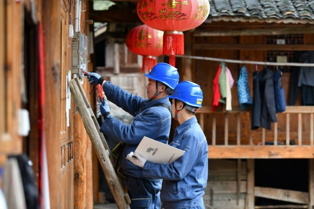$vo['fname']|default='   地处典型南方喀斯特地貌中的贵州省黔东南苗族侗族自治州施秉县白垛乡白垛村山洞组，是只有8户村民的村组，这里大山环抱四面绝壁，进入村里的通道是一条附在悬崖上的小路，人们称之为人“天坑村”。
  2019年，为助力山洞组村民脱贫，走好乡村振兴之路，南方电网公司贵州凯里施秉供电局加大山洞组的电网建设力度，在保障安全的情况下，克服搬运建设物资困难、地质复杂等施工困难，为山洞组增加了一台变压器、架设了一条长达4500余米的配电线路，改变了“天坑村”用电不稳定的现象。
  2023年2月24日，南方电网贵州凯里施秉供电局党员服务队走进“天坑村”，了解老人们的生活状况及用电需求，细心检查表计接线及室内外线路运行情况，排查并消除用电隐患，助力“天坑村”村民春耕生产安全可靠用电，用责任与担当默默守护万家灯火。